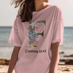 Camiseta con texto personalizado inspirado en el océano con la letra F, camiseta con gráfico de coral y estrellas de mar, camiseta unisex con alfabeto marino, regalo para amantes de la playa, ropa informal de verano