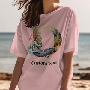 Camiseta personalizada com texto Ocean Life Alphabet Letra D, camiseta gráfica Whale Coral, roupa casual unissex para adultos, presente para amantes da natureza