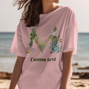 Camiseta personalizada com alfabeto inspirado no oceano, letra M da vida marinha, camisetas com tema aquático, camiseta gráfica unissex, roupa casual náutica, ecológica