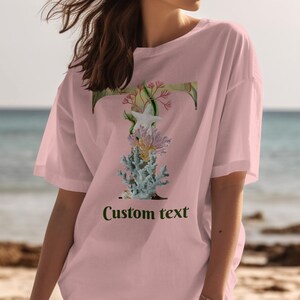 Camiseta gráfica personalizada com letra T Ocean Life, estampa de recife de corais e estrelas do mar, roupa unissex da natureza, camiseta casual estilo praia, presente para amantes do mar