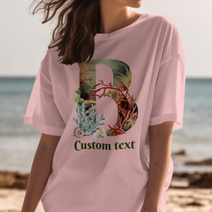Camiseta personalizada com tema de oceano, letra B, camiseta gráfica, estampa de vida marinha unissex, blusa casual estilo praia, vestuário de biologia marinha