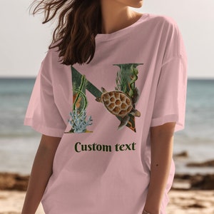 Texto personalizado, Letra N, Camiseta gráfica de tartaruga inspirada no oceano, Camiseta unissex Comfort Fit, Roupa casual para amantes da natureza, Ilustração de criatura marinha