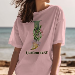 Camiseta gráfica com letra J inspirada no oceano, camiseta unissex com estampa de letras, roupa casual com vida marinha, blusa artística com elementos marinhos, presente exclusivo