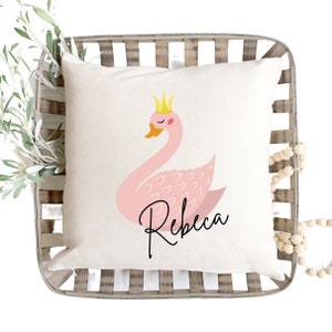 Couverture d&#39;oreiller de cygne rose avec le nom d&#39;enfant, oreiller personnalisé d&#39;enfants, décor de chambre d&#39;enfants, décor d&#39;enfants, décor de pépinière, cadeau de nom, cadeau de bébé