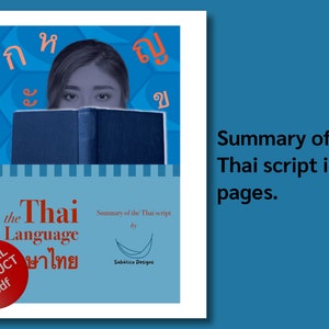 Puede incluir: Un producto PDF digital titulado "The Thai Language" con texto en tailandés e inglés. La portada presenta a una persona sosteniendo un libro azul, con caracteres tailandeses encima. El producto es un resumen de la escritura tailandesa en 7 páginas.