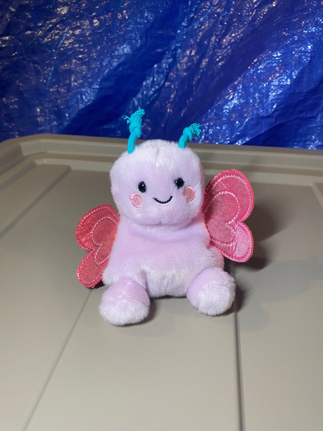Aurora Palm Pals Petunia Farfalla - Peluche Morbido 13cm Con Corpo Rosa E Ali Scintillanti - Giocattolo Da Palmo - 2