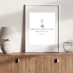 K&ouml;nnte beinhalten: Ein druckbares Wandbild mit einer minimalistischen Illustration einer Vase mit einer Pflanze. Der Text lautet "SOBRE TODA COSA GUARDA TU CORAZ&Oacute;N: Porque de &eacute;l mana la vida. PROVERBIOS 4:23"