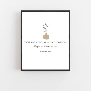 K&ouml;nnte beinhalten: Ein druckbares Wandbild mit einer beigefarbenen Vase mit gr&uuml;nen Bl&auml;ttern und dem spanischen Text "SOBRE TODA COSA GUARDA TU CORAZ&Oacute;N; Porque de el mana la vida Proverbios 4:23".