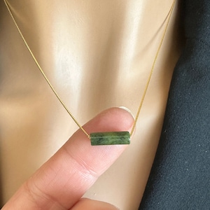 Collier délicat en jade, tour de cou en jade, collier avec pendentif en jade, collier en jade vert, collier en jade naturel, collier porte-bonheur, cadeau pour elle, X