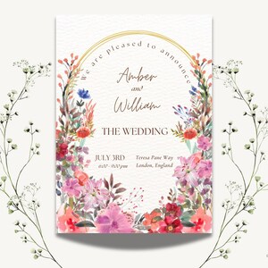 Puede incluir: Una tarjeta de anuncio de boda con un diseño de corona floral. La tarjeta es blanca con letras doradas y presenta los nombres Amber y William, la fecha 3 de julio y la ubicación Teresa Pane Way, Londres, Inglaterra.