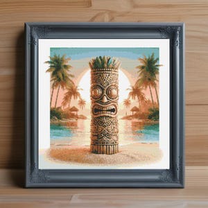 Peut inclure: Œuvre encadrée représentant une statue tiki sur une plage avec des palmiers et un coucher de soleil. Le tiki est brun avec des traits et des motifs sculptés. Le cadre est gris foncé avec des détails décoratifs.