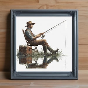 Puede incluir: Un hombre con un sombrero marrón se sienta en una silla de madera junto a un lago, sosteniendo una caña de pescar. Lleva una camisa y pantalones marrones, y botas marrones. El lago está tranquilo y refleja el cielo y los árboles.