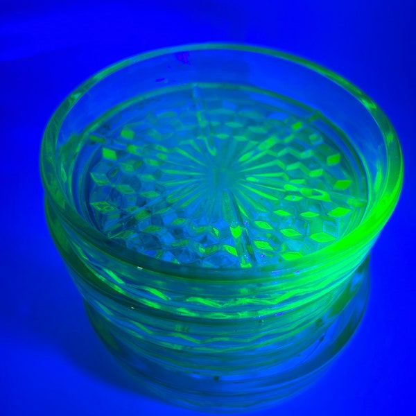 Juego vintage de 4 posavasos de vidrio de la colección Jeannette Glass uranium Cube - taza para beber Barware/rests - portavasos de vidrio verde brillante vintage