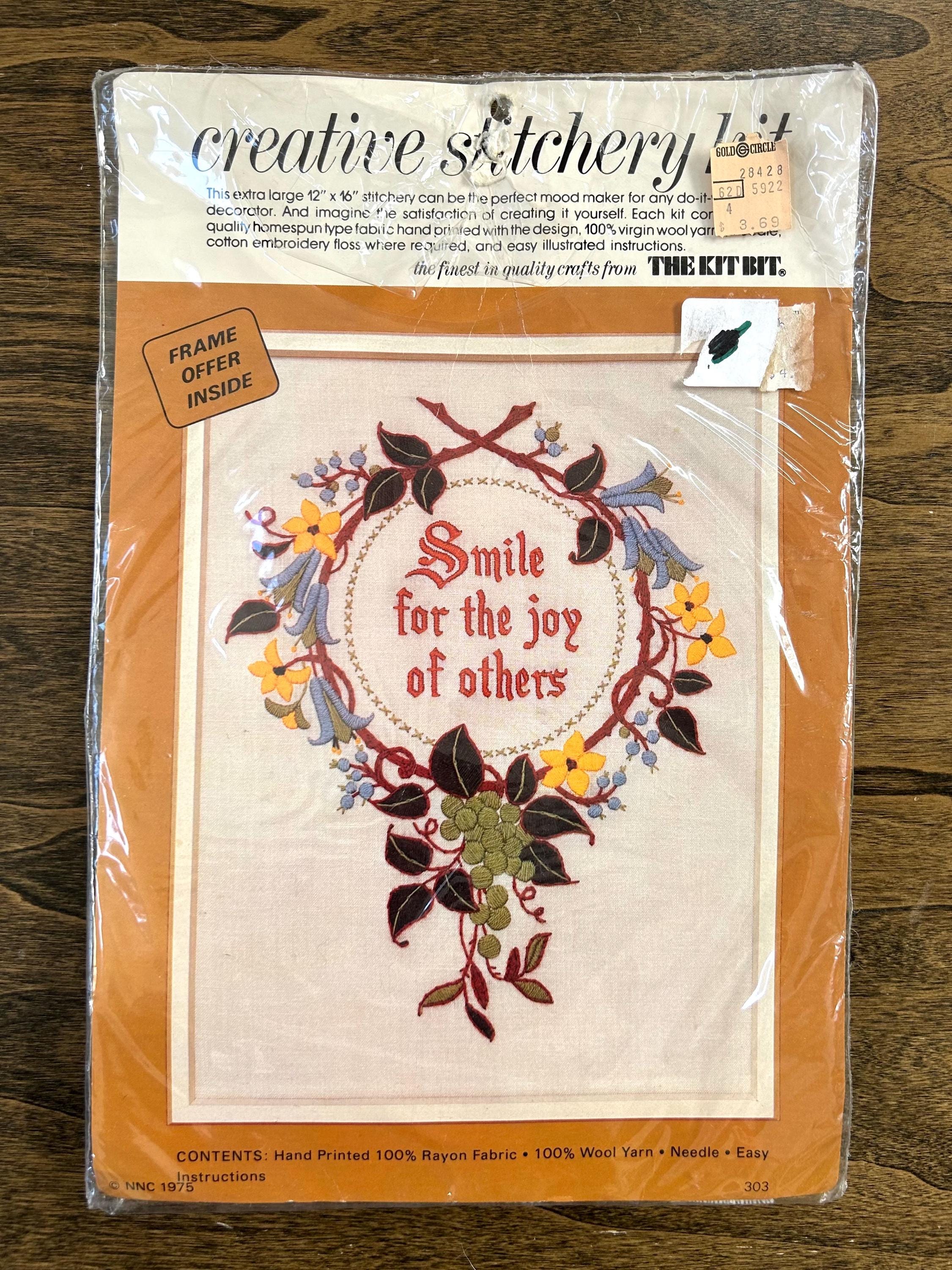 Broderie Crewel Vintage 1975 Mission Gardens - Cadrée 18x24 Pouces, Motif Oiseaux Arbres Architecture