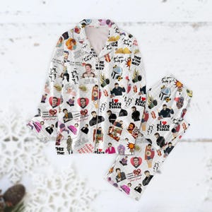 Peut inclure: Pyjama blanc avec un motif répété de personnages de la série télévisée "The Mandalorian" et le texte "This is the way". Le pyjama présente également le texte "I love Pedro Pascal".
