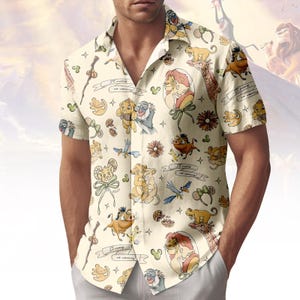 Puede incluir: Camisa crema de manga corta con un estampado repetido de personajes de El Rey León. El diseño incluye a Simba, Timón, Pumba y otros personajes, junto con la frase "It means no worries".