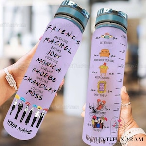Puede incluir: Botella de agua morada con temática de Friends. Presenta los nombres de los personajes y una cita del programa. La botella tiene un rastreador de motivación en el lateral con horas y citas.