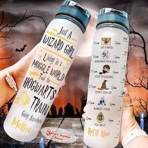 Halloween Water Tracker Flasche, 32Oz Wasserflasche, Film Workout Flasche, Zauberer Schule Flasche, Benutzerdefinierte Wasserflasche