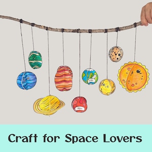 Könnte beinhalten: Ein handgefertigtes Mobile mit bunten Papierplaneten, die an einem Ast hängen. Die Planeten umfassen Erde, Mars und Saturn, mit der Sonne und anderen Himmelskörpern. Der Text "Craft for Space Lovers" befindet sich unten.