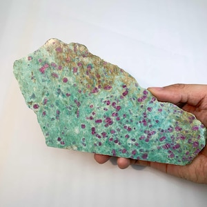 Könnte beinhalten: Ein Set aus drei Keramikvasen in verschiedenen Höhen und Formen. Die Vasen sind mit einer matten, weißen Oberfläche versehen und bieten eine minimalistische Ästhetik. Die höchste Vase ist etwa 25 cm hoch.