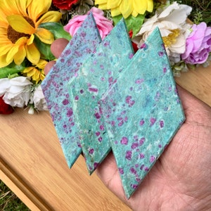 1PC Premium Ruby Fuchsite Crystal – Diamond Cut, UV Reactive, Energy Healing Stone & Housewarming Present, Halloween Gift