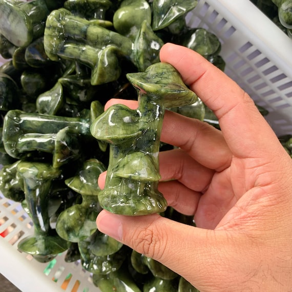 蛇紋石キノコ彫刻1個 - グリーン翡翠彫刻、手作りヒーリングストーン