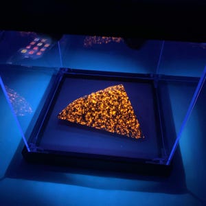 以下が含まれることがあります： 白い文字で「Welcome to our home」と書かれた素朴な木製の看板。 傷んだ仕上がりとシンプルなデザインで、玄関ドアの装飾に最適です。