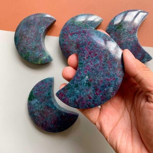 Ruby Kyanite Moon Sculpture - 98mm UV-Reactive Crystal Carving, Color-Shifting Healing Stone, Spiritual Gift with Free Stand