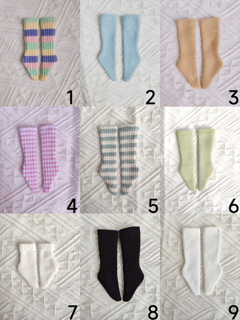 Pode incluir: Nove pares de meias de boneca em v&aacute;rias cores e padr&otilde;es, incluindo listras, xadrez e cores s&oacute;lidas. As meias est&atilde;o dispostas em tr&ecirc;s filas de tr&ecirc;s.
