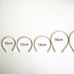 Pu&ograve; includere: Sei cerchietti in metallo argentato di diverse dimensioni, etichettati con le loro misure in centimetri: 8 cm, 10 cm, 13 cm, 14 cm, 18 cm e 20 cm.