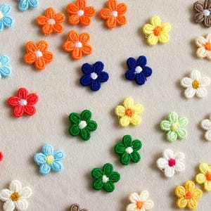 Mini bloemenapplicaties van stof 1,4 cm / 0,55" opnaaien voor poppenkleertjes Craft