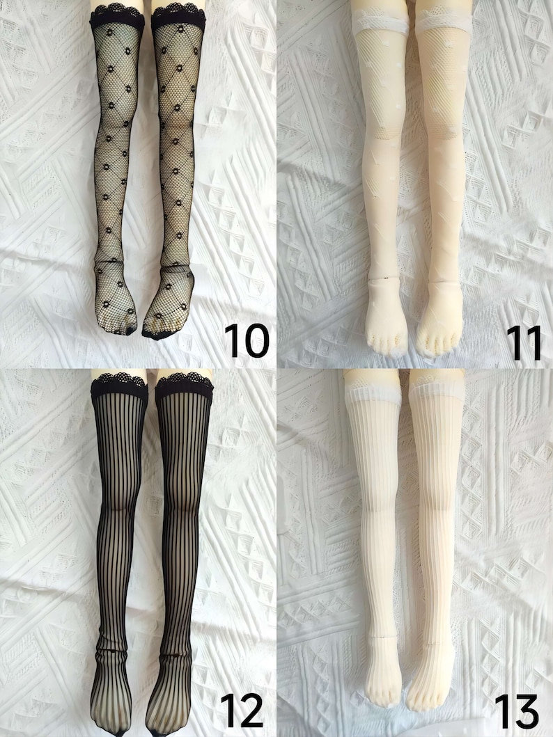 Pode incluir: Quatro pares de meias para bonecas em preto e branco. As meias t&ecirc;m padr&otilde;es diferentes, incluindo losangos, listras e lisas. As meias s&atilde;o exibidas em um fundo branco.