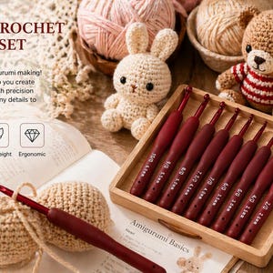 Peut inclure: Un ensemble de neuf crochets bordeaux dans un plateau en bois, avec des jouets amigurumi au crochet et des pelotes de laine en arrière-plan. Les crochets sont étiquetés avec les tailles. Le texte indique "9PCS CROCHET HOOK SET".