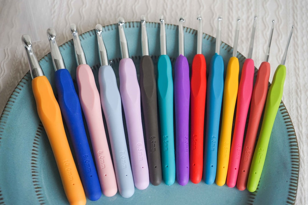 Ergonomic Crochet Hook Set 22 Sizes 0.5mm to 10mm for Crafting and