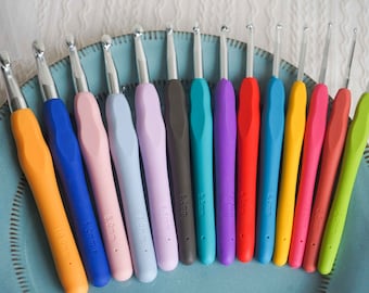 Ergonomic Crochet Hook Set  22 Sizes (0.5mm to 10mm) for Crafting and Amigurumi