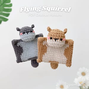 Puede incluir: Dos peluches de ardilla voladora de ganchillo. Uno es gris y gris claro, el otro es marrón y blanco. Ambos tienen orejas pequeñas, mejillas rosadas y ojos negros. El texto "Flying Squirrel PDF Crochet Pattern" está en la parte superior de la imagen.