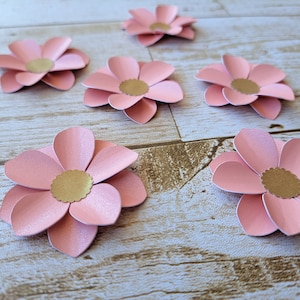 Fiori di carta rosa fatti a mano: decorazioni per la cameretta del bambino