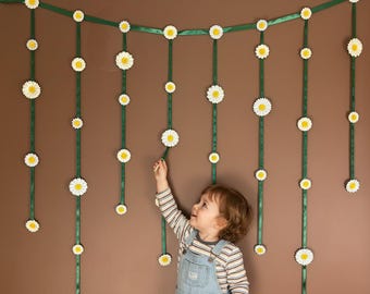 Handgemachte Gänseblümchen-Girlande aus Papier – schimmerndes, florales Wandbehang (150 x 100cm)