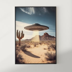 Könnte beinhalten: Ein silbernes UFO schwebt über einer Wüstenlandschaft mit einem einzelnen Kaktus im Vordergrund. Das UFO strahlt einen Lichtstrahl auf den Boden.