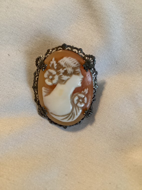 Beautiful  Antique Victorian Carved Cameo Brooch B