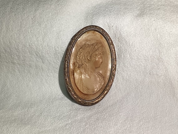 Gorgeous Victorian Cameo Large Oval Brooch Beauti… - image 1