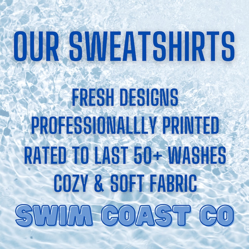 Op de afbeelding: Blauwe tekst op een blauwe en witte waterachtergrond luidt "OUR SWEATSHIRTS", "FRESH DESIGNS", "PROFESSIONALLLY PRINTED", "RATED TO LAST 50+ WASHES", "COZY & SOFT FABRIC" en "SWIM COAST CO".