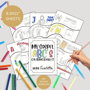 Op de afbeelding: Een zwart-wit kleurboek met de titel "My Gospel ABC's Coloring Booklet". De omslag toont een kleurrijk alfabet met de letters A, B en C. Het boek is 8,5 bij 11 inch en heeft ruimte voor een naam. Het boek is omringd door kleurrijke stiften.