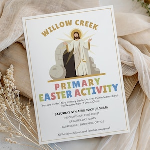 Pu&ograve; includere: Un biglietto d'invito bianco con bordi dorati presenta il testo "Willow Creek" e "Primary Easter Activity". La carta include un'illustrazione di Ges&ugrave; Cristo e i dettagli dell'evento. Lo sfondo &egrave; un tessuto morbido e neutro.