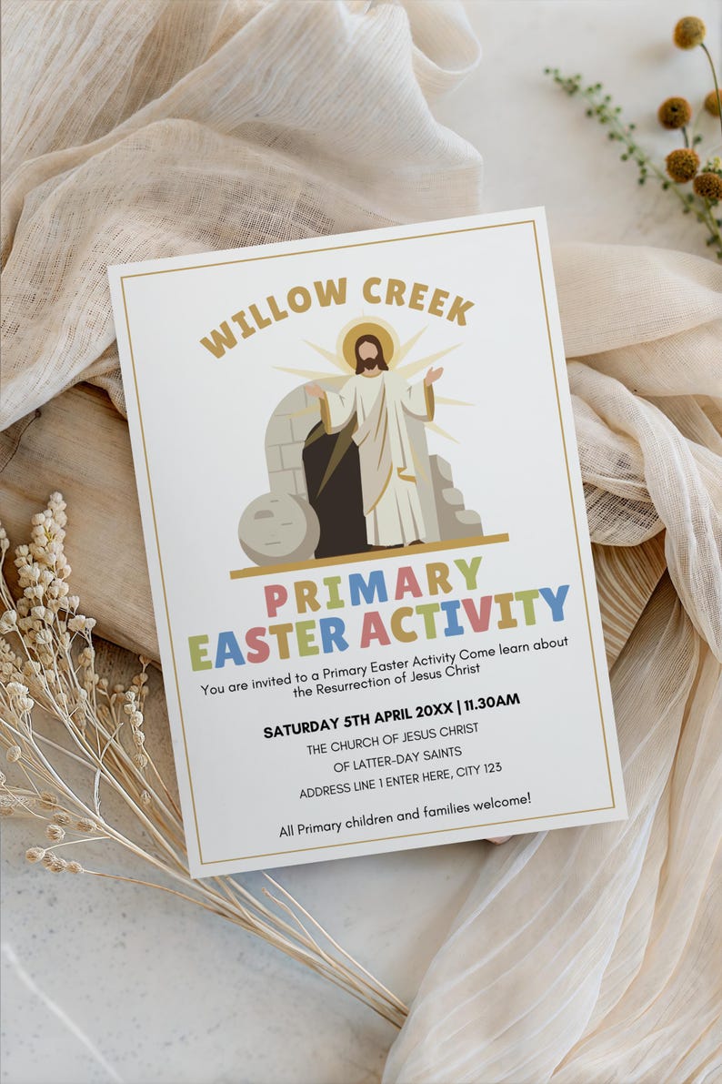 Pu&ograve; includere: Un biglietto d'invito bianco con bordi dorati presenta il testo "Willow Creek" e "Primary Easter Activity". La carta include un'illustrazione di Ges&ugrave; Cristo e i dettagli dell'evento. Lo sfondo &egrave; un tessuto morbido e neutro.