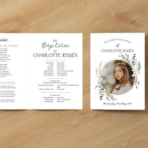 Op de afbeelding: Een doop programma voor Charlotte Jensen, met een bloemmotief en een foto van het kind in een witte jurk. Het programma bevat de datum, tijd en namen van de voorganger, muzikanten en getuigen.