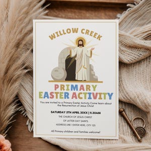 Pu&ograve; includere: Un invito color crema con il testo "Willow Creek Primary Easter Activity". L'invito presenta un'illustrazione di Ges&ugrave; Cristo e il testo "Saturday 5th April 20XX | 11.30AM". L'invito &egrave; su un vassoio di legno.