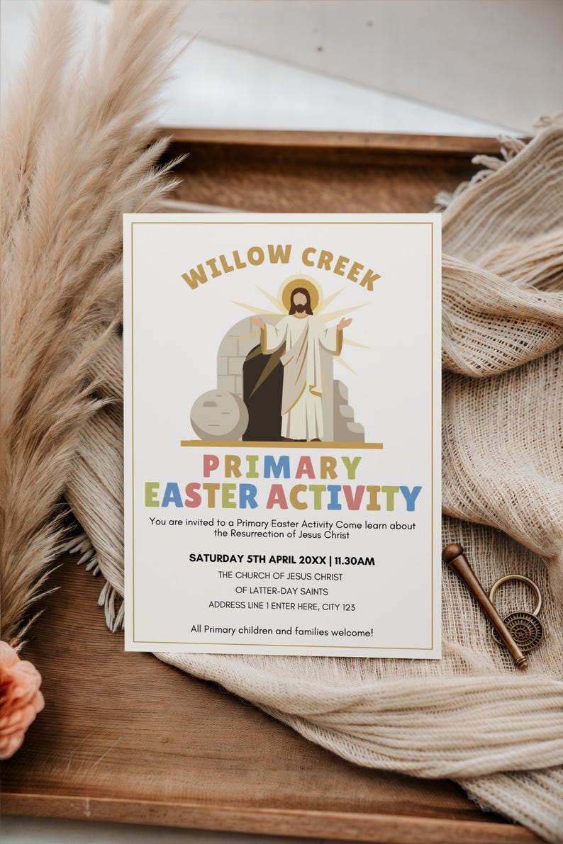 Pu&ograve; includere: Un invito color crema con il testo "Willow Creek Primary Easter Activity". L'invito presenta un'illustrazione di Ges&ugrave; Cristo e il testo "Saturday 5th April 20XX | 11.30AM". L'invito &egrave; su un vassoio di legno.