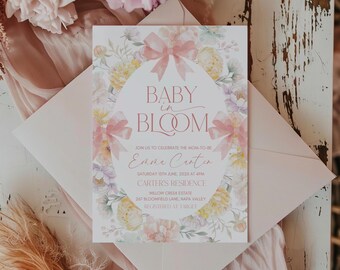 Puede incluir: Una invitación de baby shower rosa y blanca con flores de acuarela y un lazo rosa. El texto dice "Baby in Bloom" e incluye el nombre "Emma Carter" y la fecha "Sábado 15 de junio de 2025 a las 4 PM".