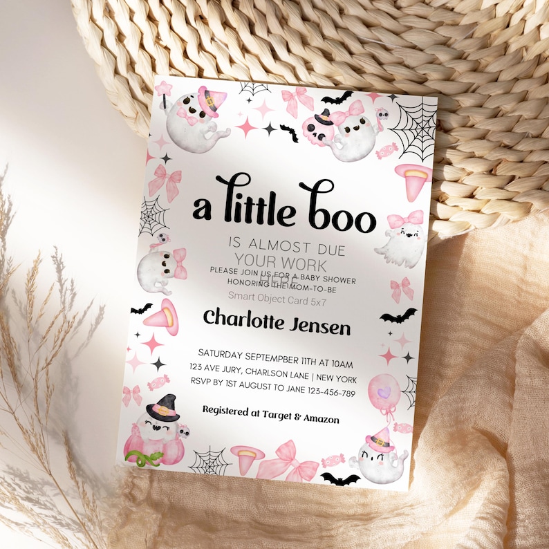 Puede incluir: Una invitaci&oacute;n a una fiesta de bienvenida al beb&eacute; de color rosa y negro con un fantasma que lleva un sombrero de bruja y el texto "a little boo is almost due your work". La invitaci&oacute;n tambi&eacute;n incluye el texto "Saturday September 11th at 10am 125 Ave Jury, Charleston Lane | New York RSVP by 1st August to Jane 123-456-789 Registered at Target & Amazon".